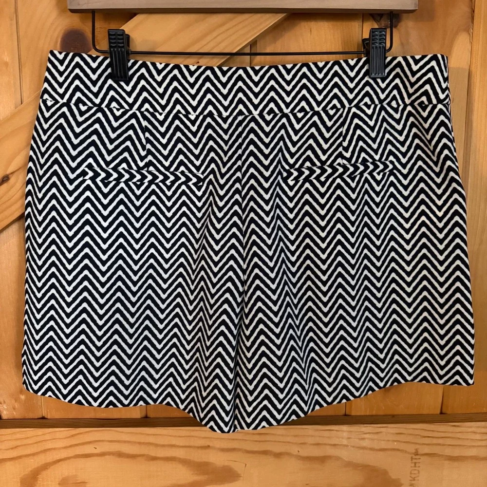 Ann Taylor Chevron Shorts Womens 6 Black White Zig Zag Print Tailored Retro Chic